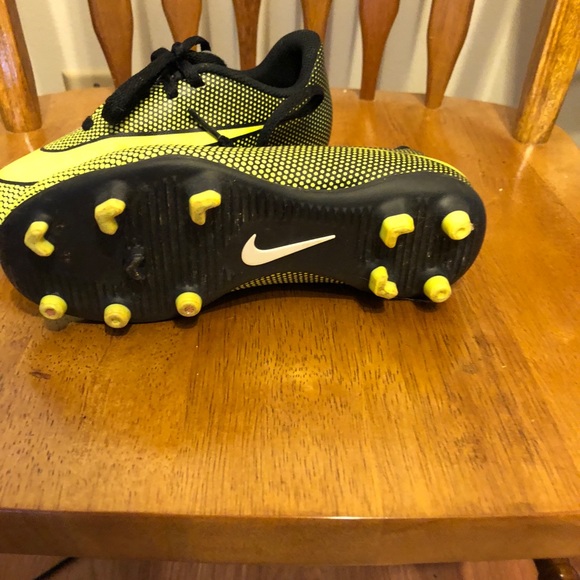 Little boys nike cleats - Picture 3 of 3